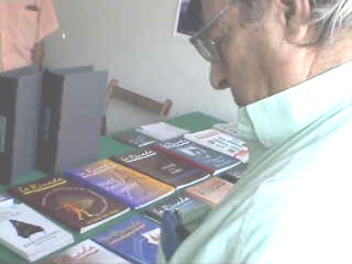Jordi Escoda a l'estand de l'associaci&oacute; La Riuada