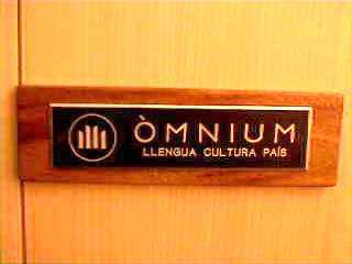 R&egrave;tol identificatiu d'&Ograve;mnium Cultural al local de Gandesa