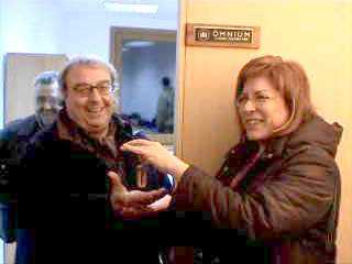 &Agrave;ngels Cid lliura simb&ograve;licament la clau a Jordi Escoda