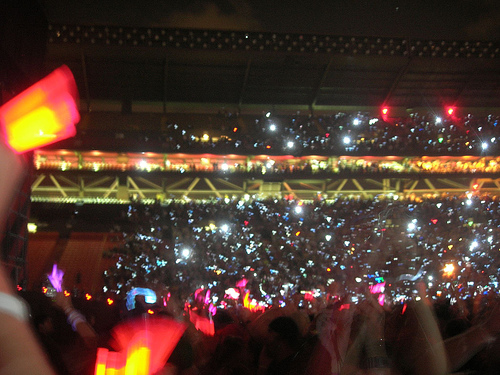 Red glowsticks and INSPI(RED) shirts in the Aloha Stadium
