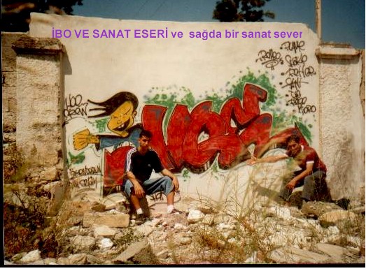 ibo_hoe_graffitisi_onunde.jpg (83346 bytes)