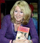 J.K. Rowling y un guardaespaldas que coloca su nariz sobre uno de sus hombros