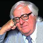 Ray Bradbury sosteniendo su cabeza