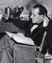 Evidencia gr�ficas del vicio: cigarrillo, caf� y lectura...