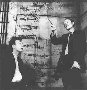 Crick practicando levitaci�n con su varita m�gica, a su lado Watson observa