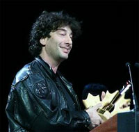 Neil Gaiman y una sonrisa estupefacta