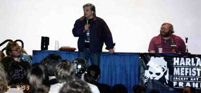 Sabemos que Harlan Ellison es un enano, pero las proporciones de la foto como que fueron a prop�sito