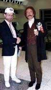 Mark Twain saludando al escritor Arlan Andrews