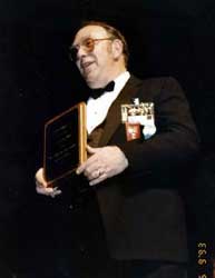 Mike Resnick aceptando el Premio "John W. Campbell" a nombre de su hija: Laura Resnick