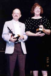 Vernor Vinge y Connie Willis con sus respectivos Hugos por Mejor Novela