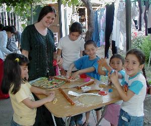 Cutting cookie shapes with Diana Margarita, Caitlin, Mat�as, Gabriela and Daniela.