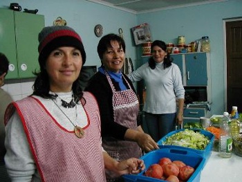 Alejandra, Yolanda and Carola prepare a banquet to welcome the sisters.
