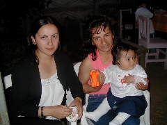 Heidi with her mother and her daughter Fernanda