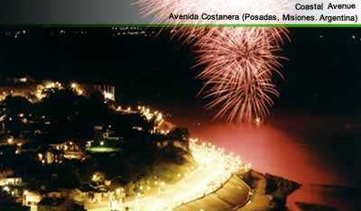 Avenida costanera nocturna