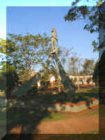 Monumento al Sargento Cabral--(52kb) clic para ampliar