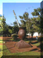 Monumento al mate-(Ciudad de Apostles) clic para ampliar