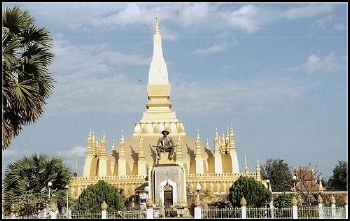 Templo de ouro na capital de Laos - Vientiene