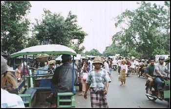 Feir�o nas ruas de Lombok