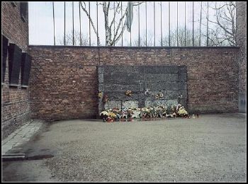 Polonia - Muro da morte Campo de Concentracao. Atrocidades que o homem ainda comete...