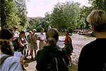 de wandelgroep bij de briefing van Jeanne-Marie op de eerste wandeldag (1)