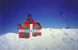 Ikurri&ntilde;a eta Ostadar M. T. gogoratuak Ojos del Salado gainean. Klik egin handiago ikusteko