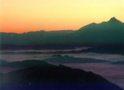 Aralar Mendia egunsentian. Klik egin handiago ikusteko