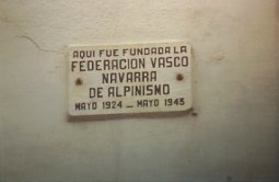 Elgetako plazan 25. urteurreneko plaka