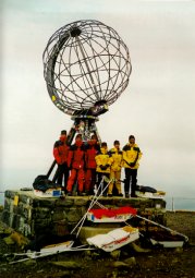 Taldeko lagunak Nordkappen. Klik egin handiago ikusteko
