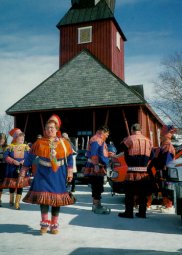 Igandea Kautokeinon. Samiak elizatik ateratzen. Klik egin handiago ikusteko