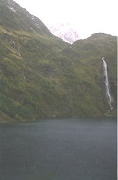 O&ocirc; aintzira; atzean ur-jauzia, eta atzerago Quayrat mendia