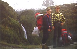 Etorritako beasaindarrak ur-jauziaren ondoan