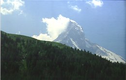 Matterhorn edo Cervino mendia Zermattetik ikusia