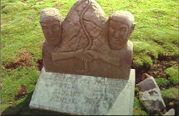 Autza tontorreko oroitarri bat