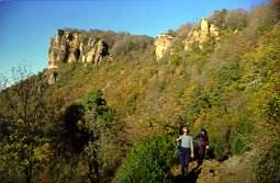 Leiretik La Cerrada leporako bidean; atzean Arangoitirako harriak