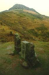 Irumugak (Trois Bornes) lepoa, atzean Atxuria