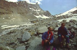 Celia y Luismi en el glaciar. Detrás el Paradiso