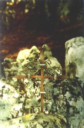 Bidean aurkitutako gurutzea. Klik egin handiago ikusteko