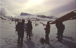 La Hoya de la Solanara iristean; atzean Petretxema