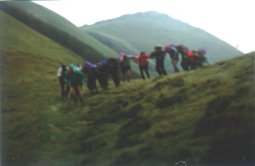 Taldea besotik helduta lepotik ezin atereaz... Klik egin handiago ikusteko