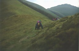 Saioa mendiko lepotik arrastaka irteten