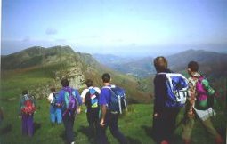 Mendizaleak Astateko gailurreriatik ibiliz