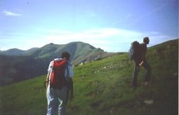 Dos montañeros por las laderas de Monhoa