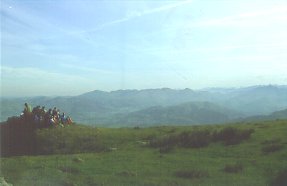 Monhoaren gainean, atsedenaz eta paisaiaz gozatuz