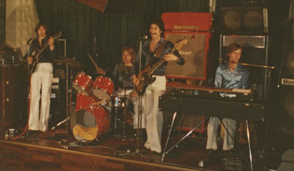 International Quartett 
BLUEBIRD 1976 - 77, best�ende af: Martin Contra (Tjekker), Matthew Collins (Engelsk),
Renato Regoni(Italiensk), Ove Grand Petersen(Dansk).
