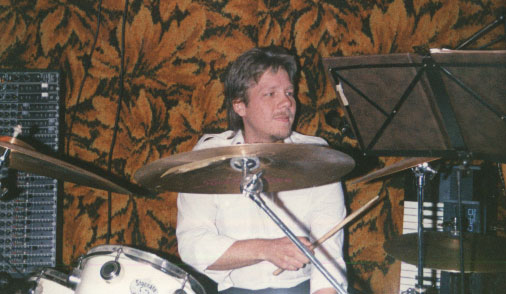 Ove knokler i Club 137 i 1990 .