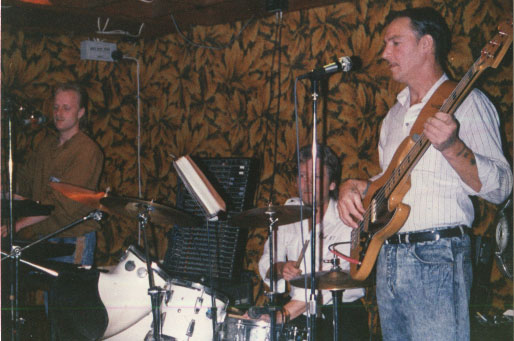 H�rdt arbejde i Club 137 �r 1990 .