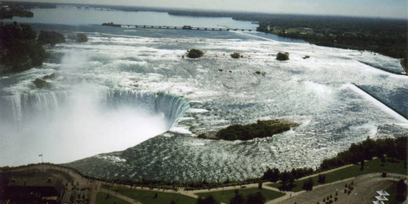 Here's another Picture of the Canadian Side from the Skylon