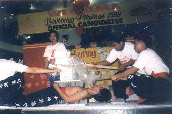 Hung Fut students in the Philippines (picture from: http://www.hungfutph.com/gallery.htm)