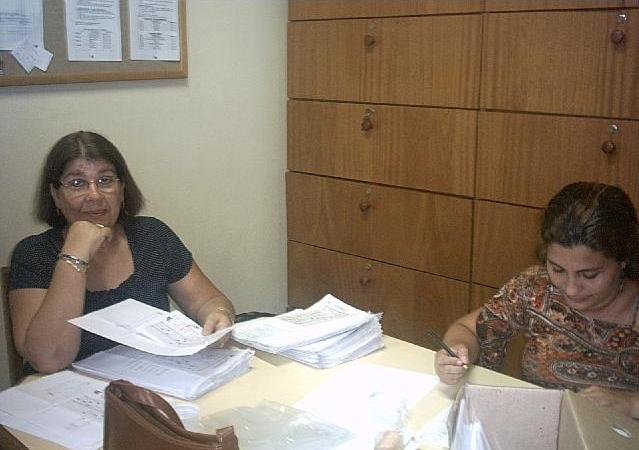 Professoras Jacimara e M�ria elaborando as provas de L�ngua Portuguesa do Banco de Quest�es