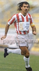 Allenatore with the jersey of Olympiakos
